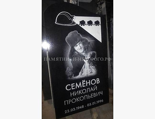 Классический памятник на могилу из черного гранита - фото 3